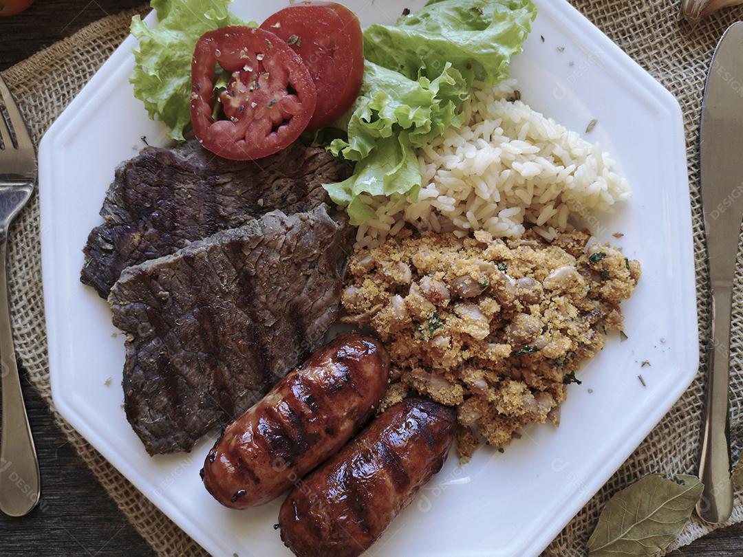 Foto Prato de Comida Tradicional Brasileira Com Churrasco Feijão Arroz e Salada
