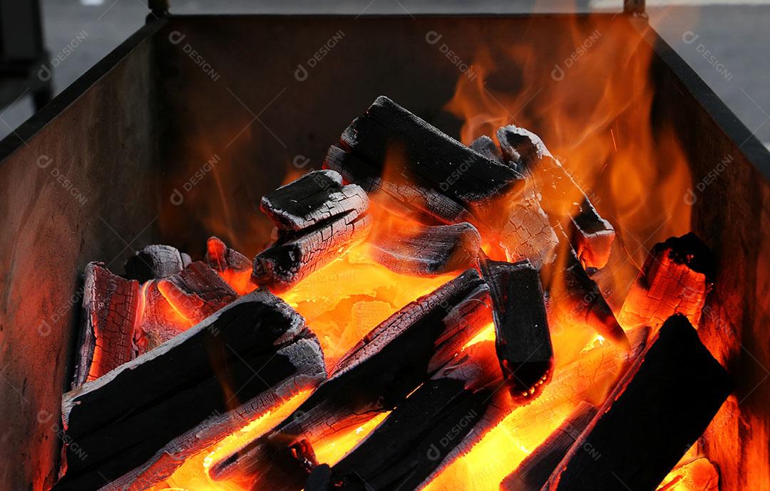 Churrasqueira a Carvão para Churrasco Imagem JPG