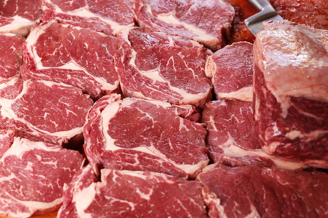 Foto Muitos Bife Ancho ou Ribeye Em Um Fundo de Madeira para Um Churrasco Brasileiro