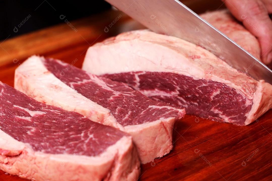 Foto Muitos Bife Ancho ou Ribeye Em Um Fundo de Madeira para Um Churrasco Brasileiro