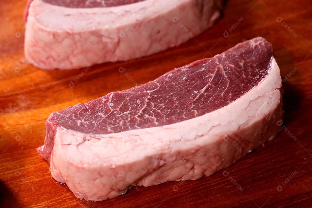 Foto Muitos Bife Ancho ou Ribeye Em Um Fundo de Madeira para Um Churrasco Brasileiro