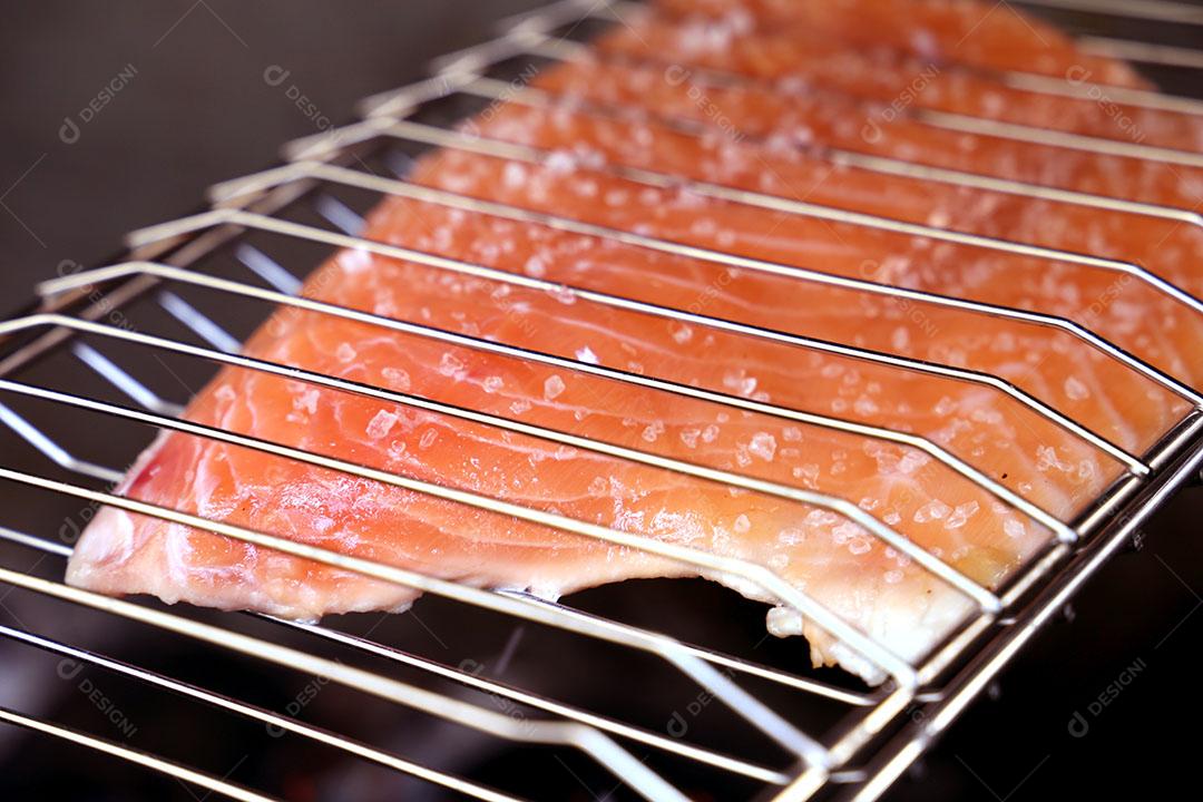 Foto Salmão Grelhado Em Um Churrasco no Brasil. Com Sal Grosso e Marcas de Grelha