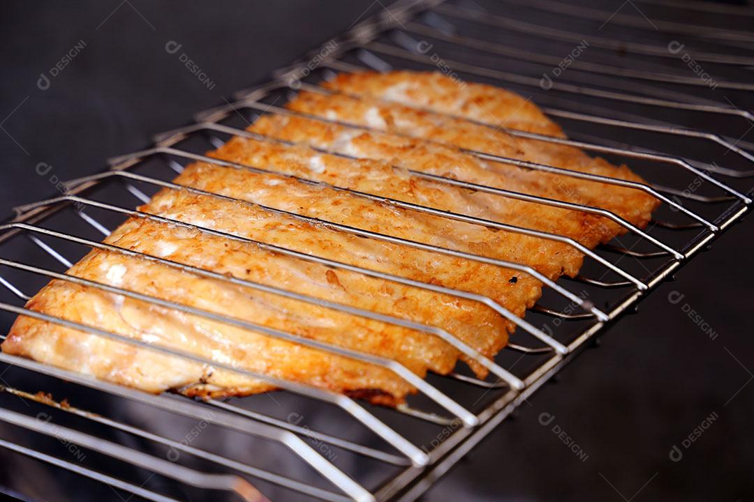 Foto Salmão Grelhado Em Um Churrasco no Brasil Com Sal Grosso e Marcas de Grelha