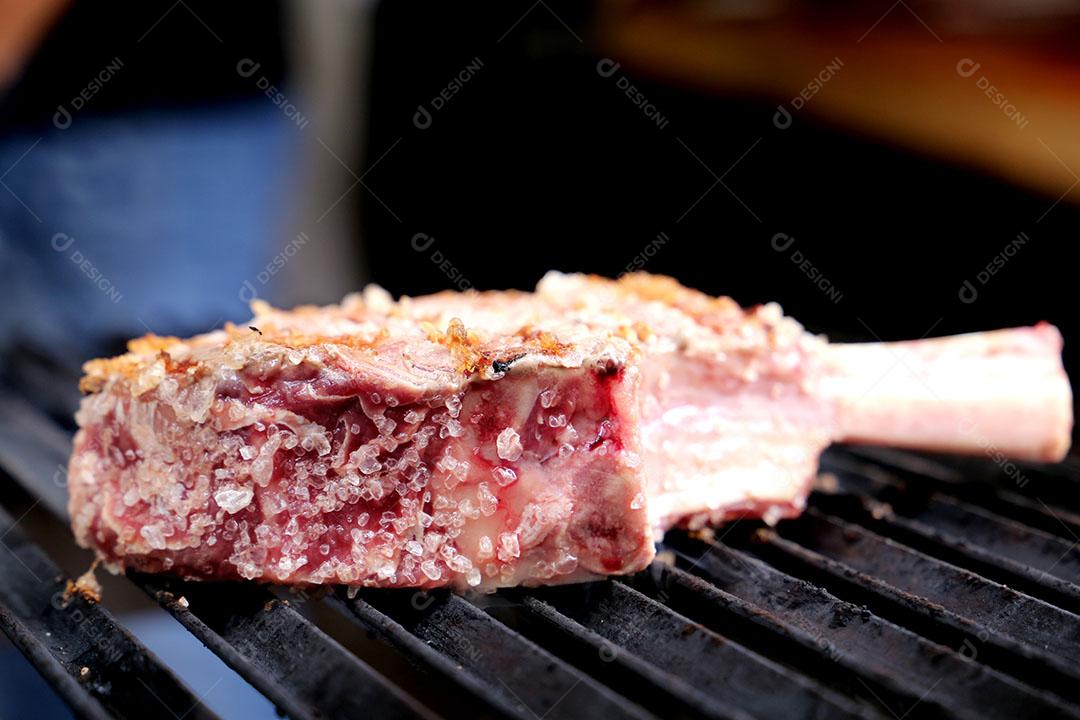 Costela na Parrilla Em Um Churrasco Brasileiro Com Sal Grosso Imagem JPG