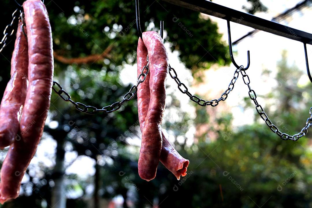 Comida Linguiça Pendurada em Correntes Imagem JPG