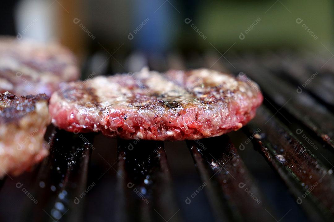 Hambúrguer Cru na Grelha Parrilla Em Um Churrasco Brasileiro Imagem JPG