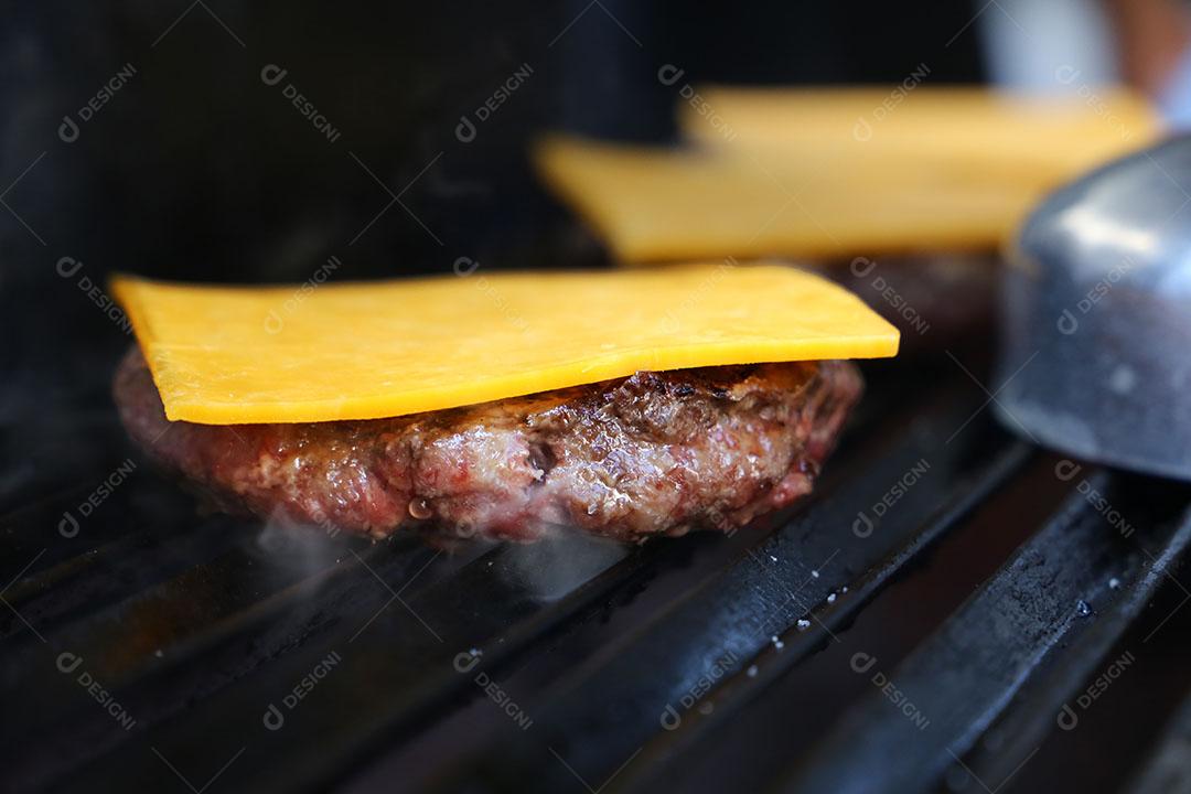 Hambúrguer na Grelha Parrilla Com Marcas de Grelha Imagem JPG