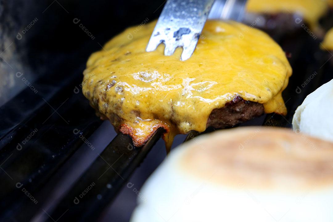 Hambúrguer na Grelha Parrilla Com Marcas de Grelha Imagem JPG