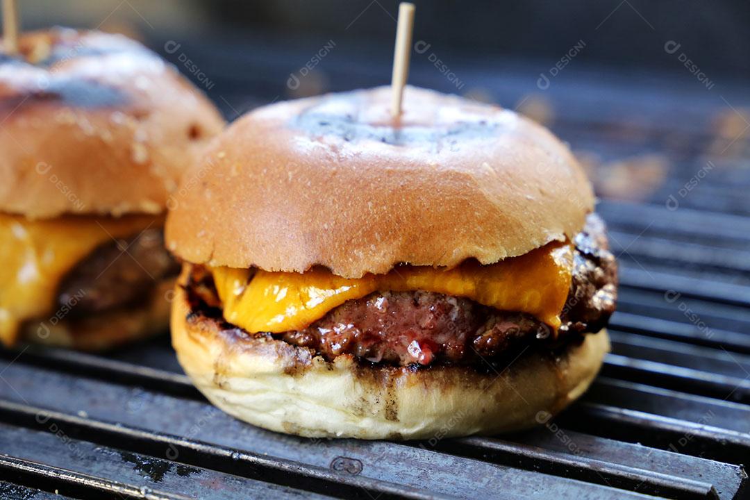 Hambúrguer de Queijo Tomate e Pão Feito na Churrasqueira Imagem JPG
