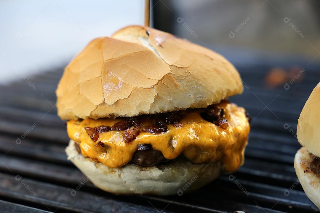 Fotos Hambúrguer de Queijo Tomate e Pão Feito na Churrasqueiras