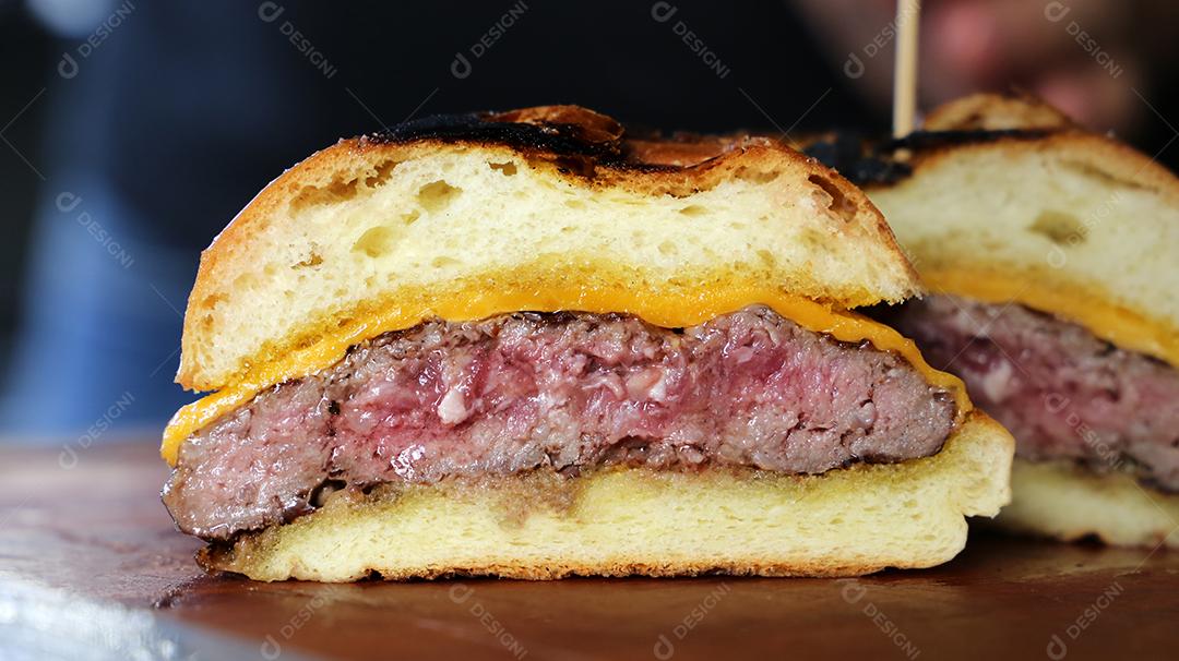 Foto Hambúrguer de Queijo Tomate e Pão Feito na Churrasqueira