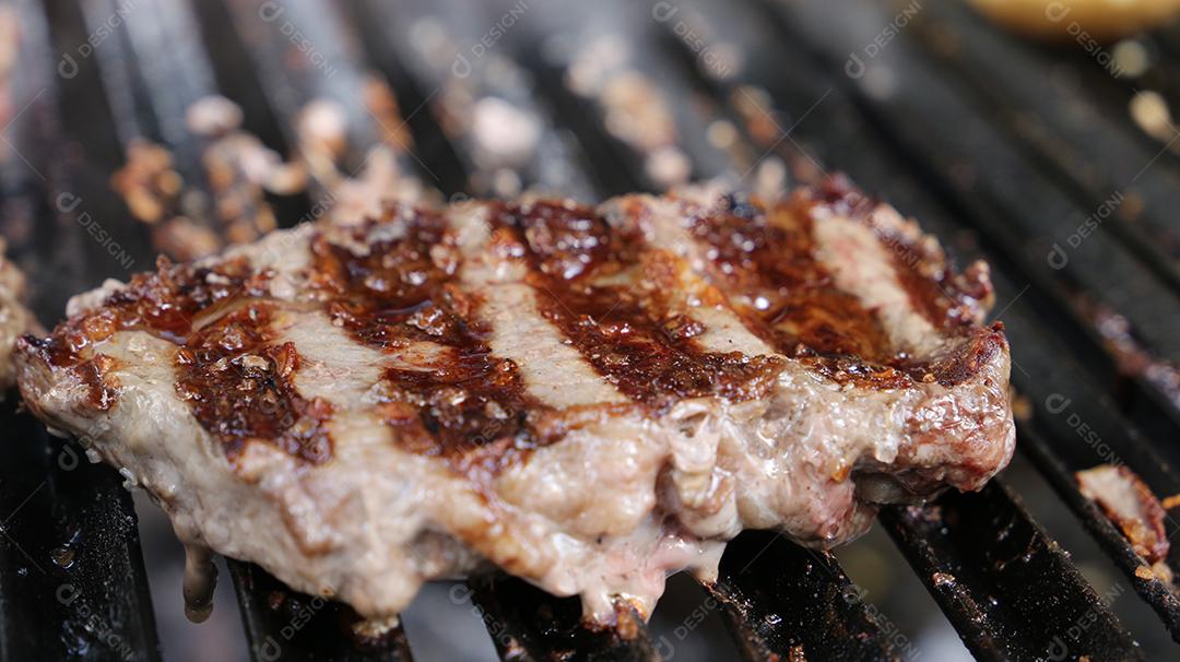 Foto Linda e Suculenta Picanha Fechada Com Marcas de Grelha Em Cima da Grelha