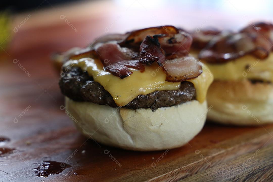 Hamburger Feito na Churrasqueira Com Queijo Bacon Cebola Picles Imagem JPG