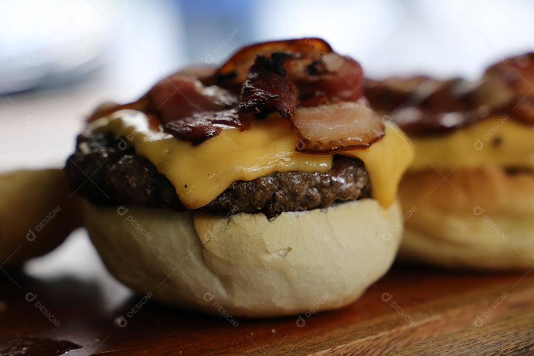 Hamburger Feito na Churrasqueira Com Queijo Bacon Cebola Picles Imagem JPG