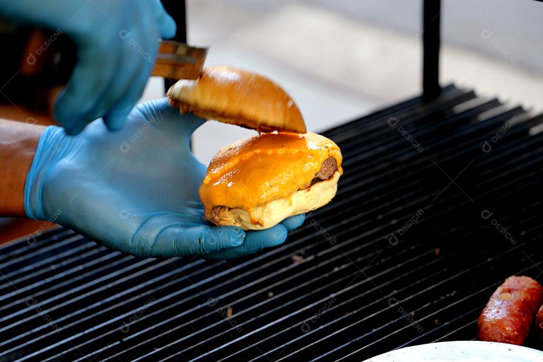 Foto Hambúrguer Com Queijo Tomate e Pão Feito na Churrasqueira