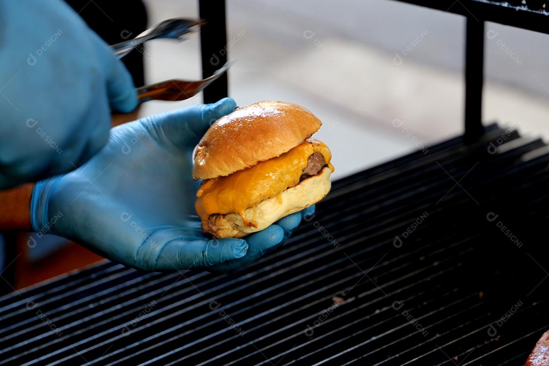 Foto Hambúrguer Com Queijo Tomate e Pão Feito na Churrasqueira