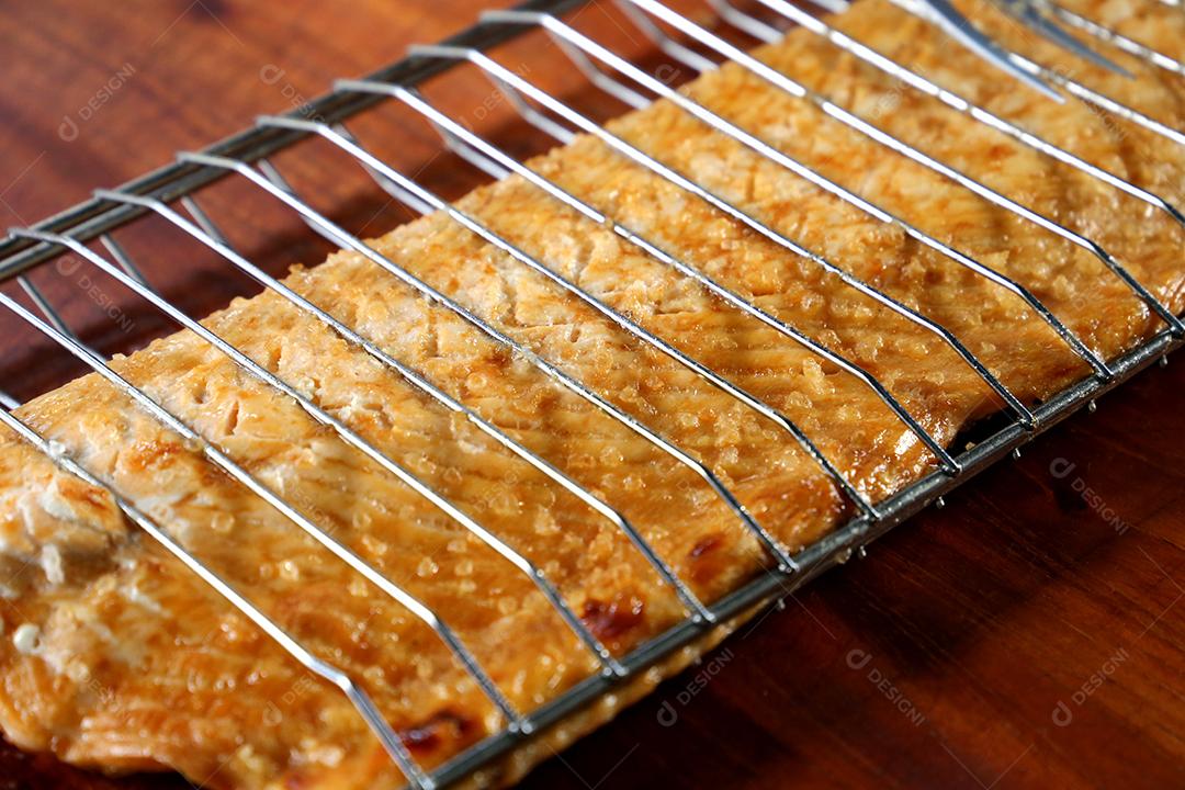 Foto Salmão Grelhado Em Um Churrasco no Brasil Com Sal Grosso e Marcas de Grelha