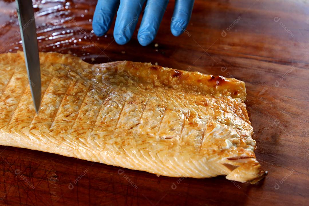 Foto Salmão Grelhado Em Um Churrasco no Brasil Com Sal Grosso e Marcas de Grelha