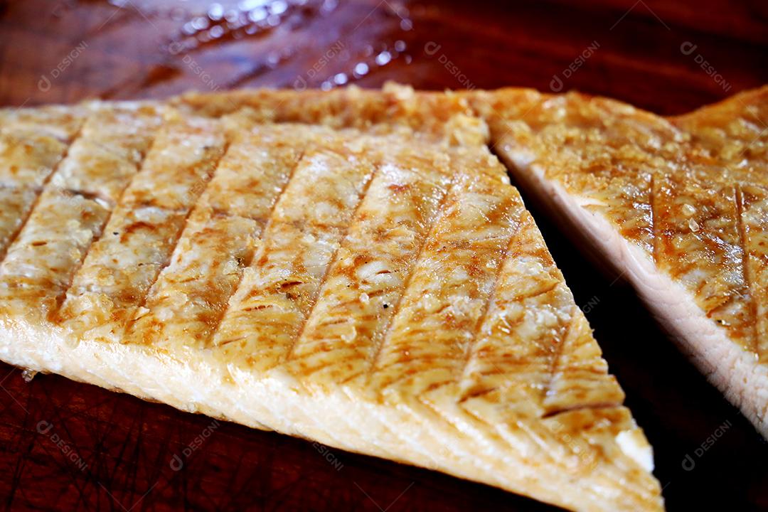 Salmão grelhado na grelha com marcas de grelha no fundo de madeira Imagem JPG
