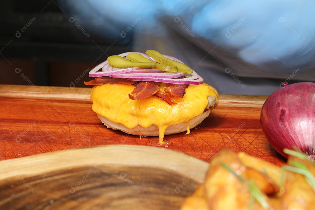 Foto Hamburger Feito na Churrasqueira Com Queijo Bacon Cebola Picles