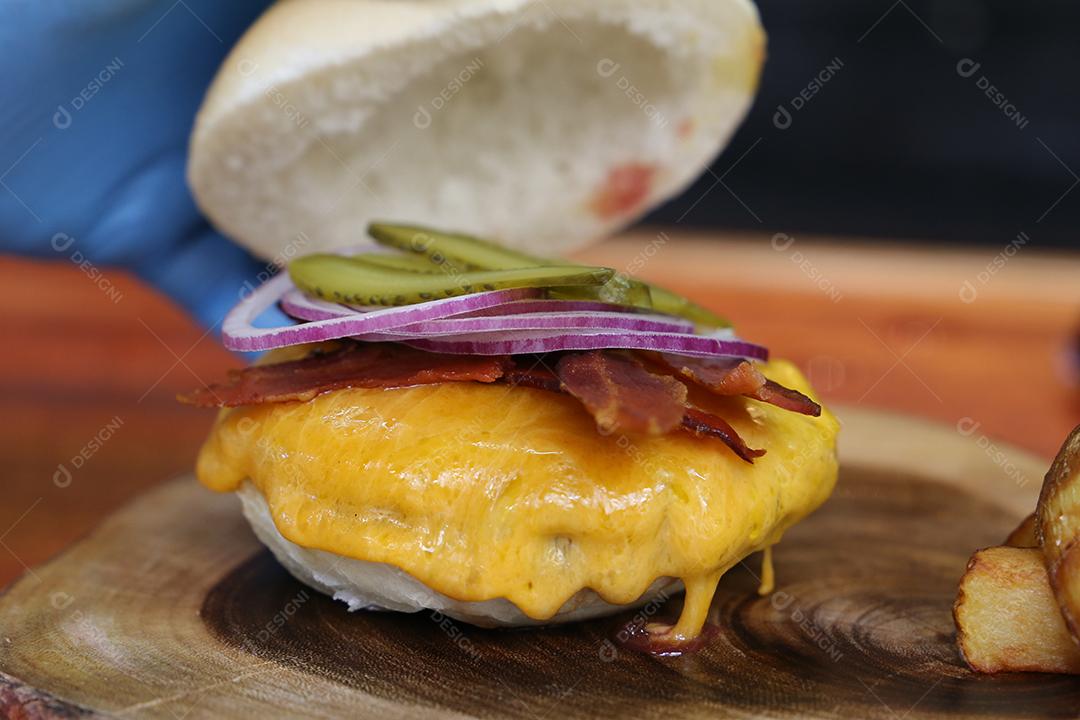 Foto Hamburger Feito na Churrasqueira Com Queijo Bacon Cebola Picles