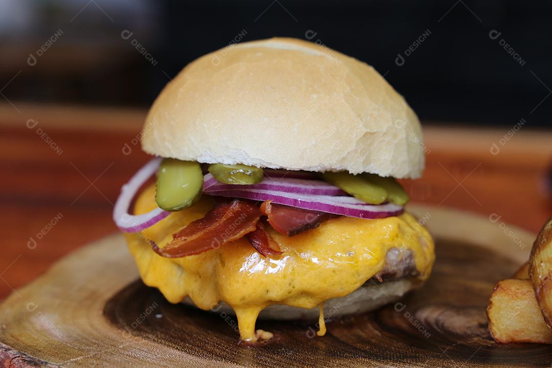 Foto Hamburger Feito na Churrasqueira Com Queijo Bacon Cebola Picles