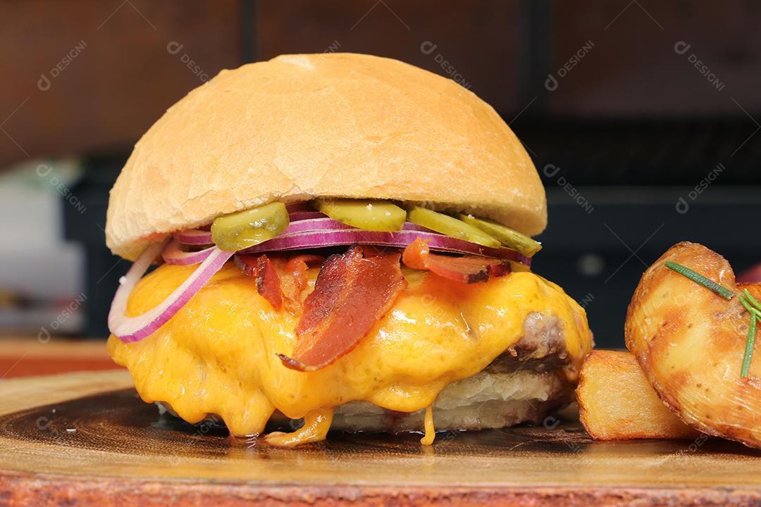 Foto Hamburger Feito na Churrasqueira Com Queijo Bacon Cebola Picles