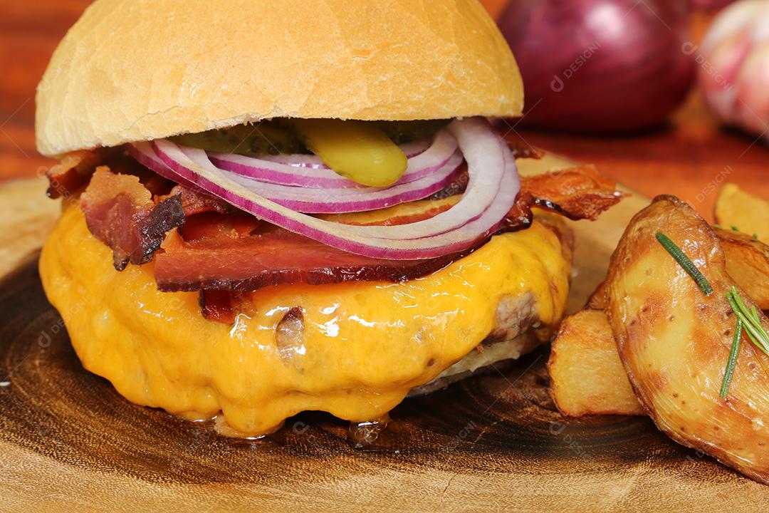 Foto Hamburger Feito na Churrasqueira Com Queijo Bacon Cebola Picles