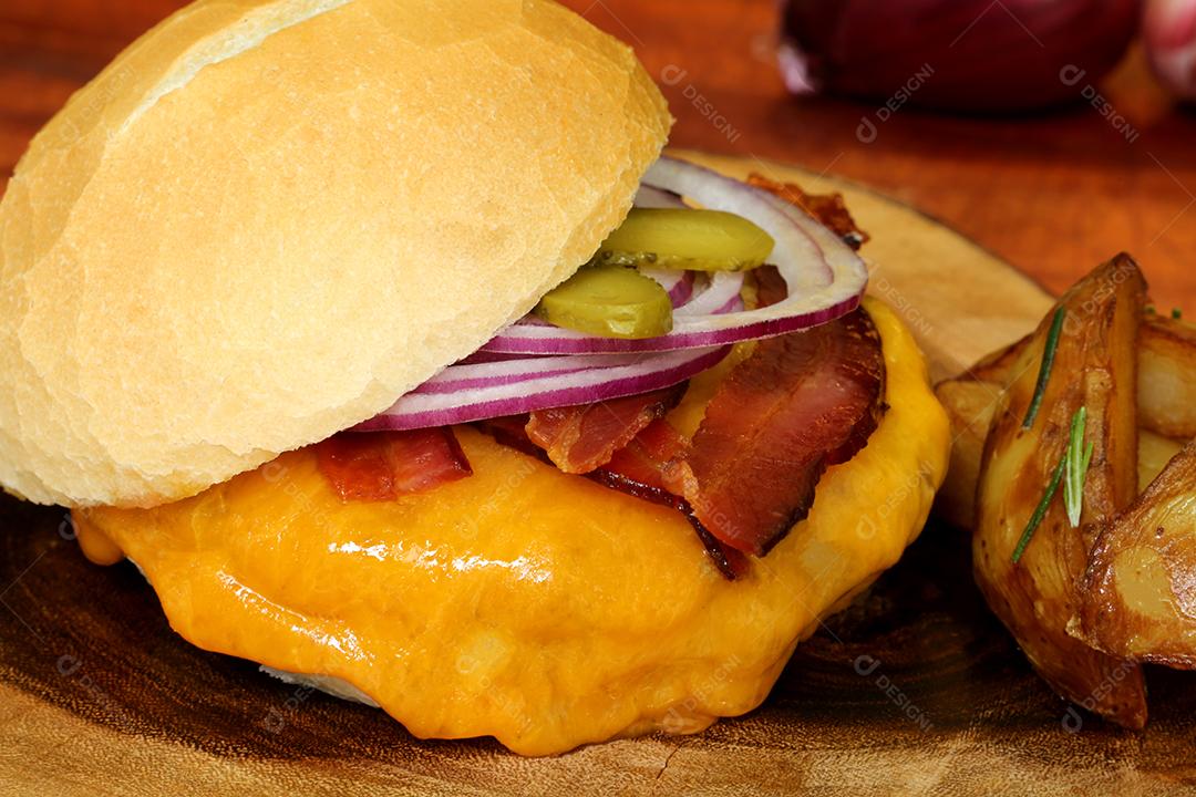 Foto Hamburger Feito na Churrasqueira Com Queijo Bacon Cebola Picles