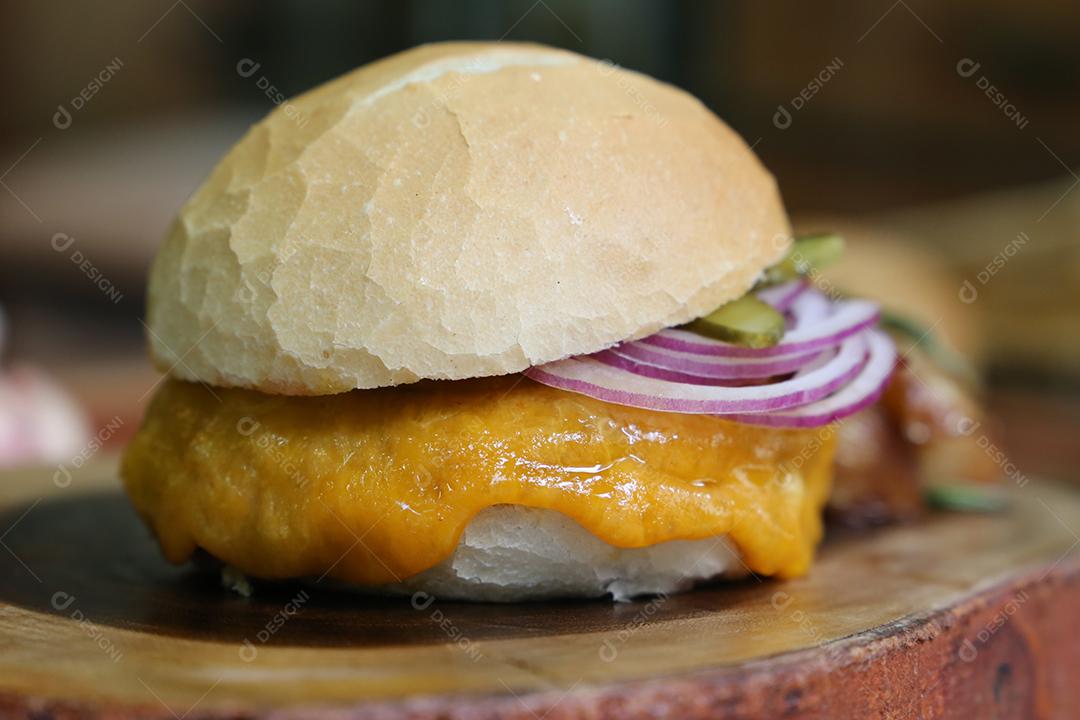 Foto Hamburger Feito na Churrasqueira Com Queijo Bacon Cebola Picles