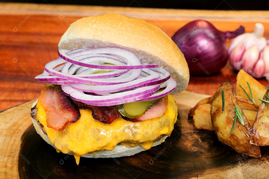 Foto Hamburger Feito na Churrasqueira Com Queijo Bacon Cebola Picles