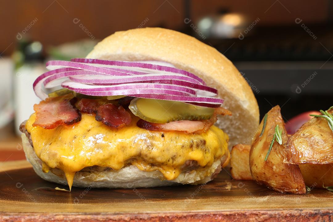 Foto Hamburger Feito na Churrasqueira Com Queijo Bacon Cebola Picles