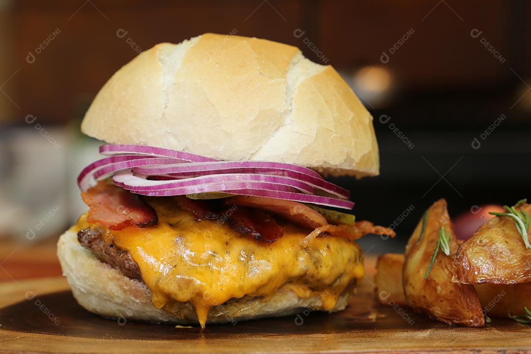 Fotos Hamburger Feito na Churrasqueira Com Queijo Bacon Cebola Picles