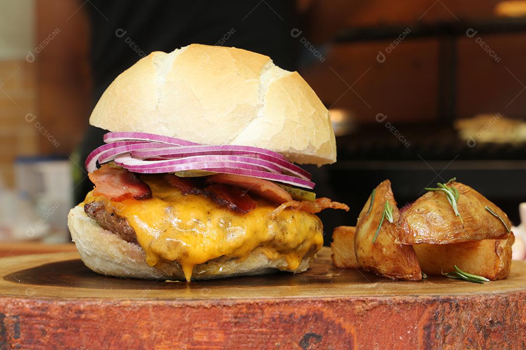 Fotos Hamburger Feito na Churrasqueira Com Queijo Bacon Cebola Picles