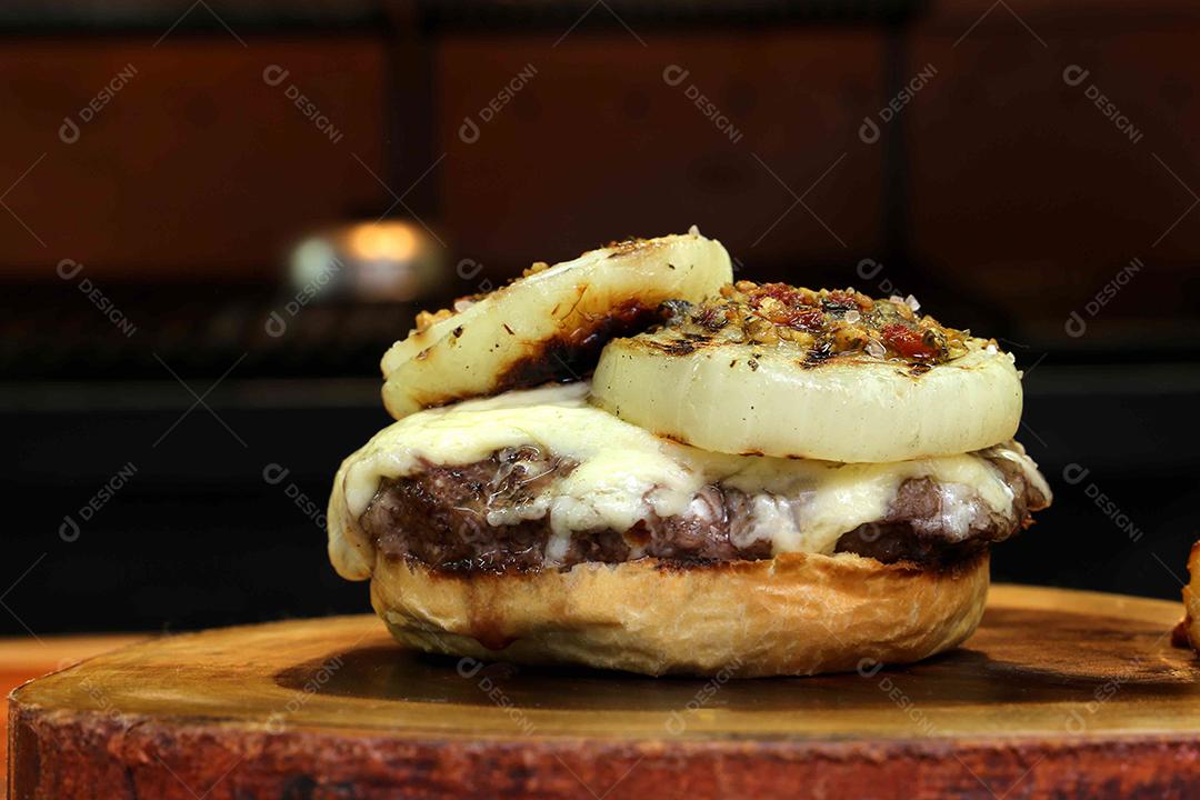 Fotos Hamburger Feito na Churrasqueira Com Queijo Bacon Cebola Picles