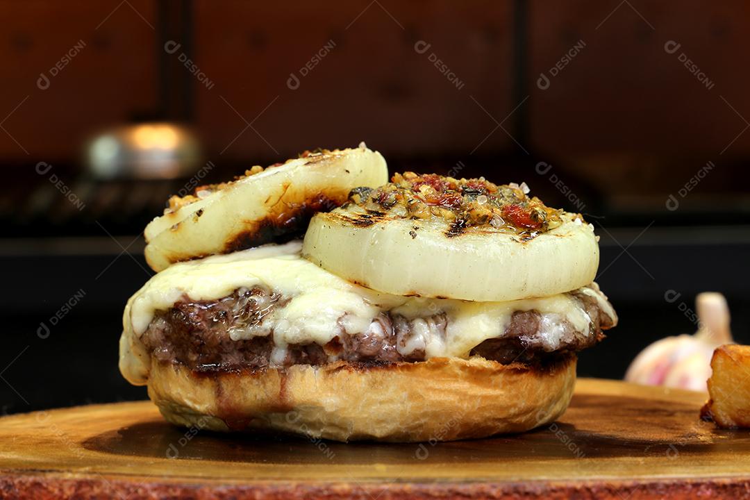 Fotos Hamburger Feito na Churrasqueira Com Queijo Bacon Cebola Picles