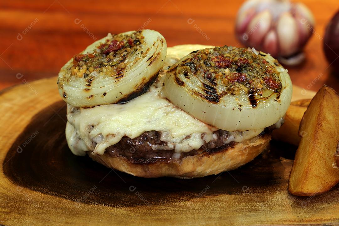 Fotos Hamburger Feito na Churrasqueira Com Queijo Bacon Cebola Picles