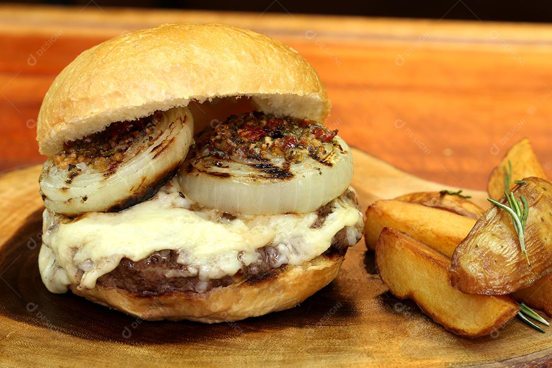 Fotos Hamburger Feito na Churrasqueira Com Queijo Bacon Cebola Picles