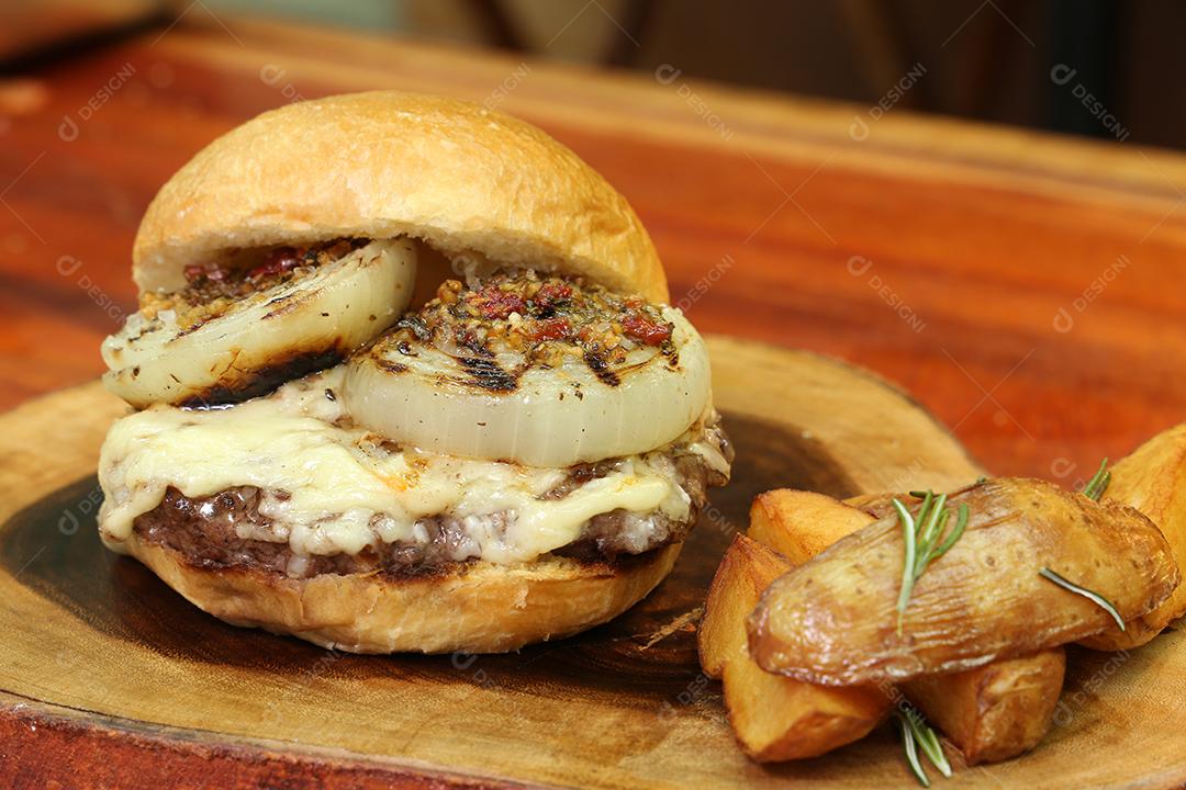 Fotos Hamburger Feito na Churrasqueira Com Queijo Bacon Cebola Picles