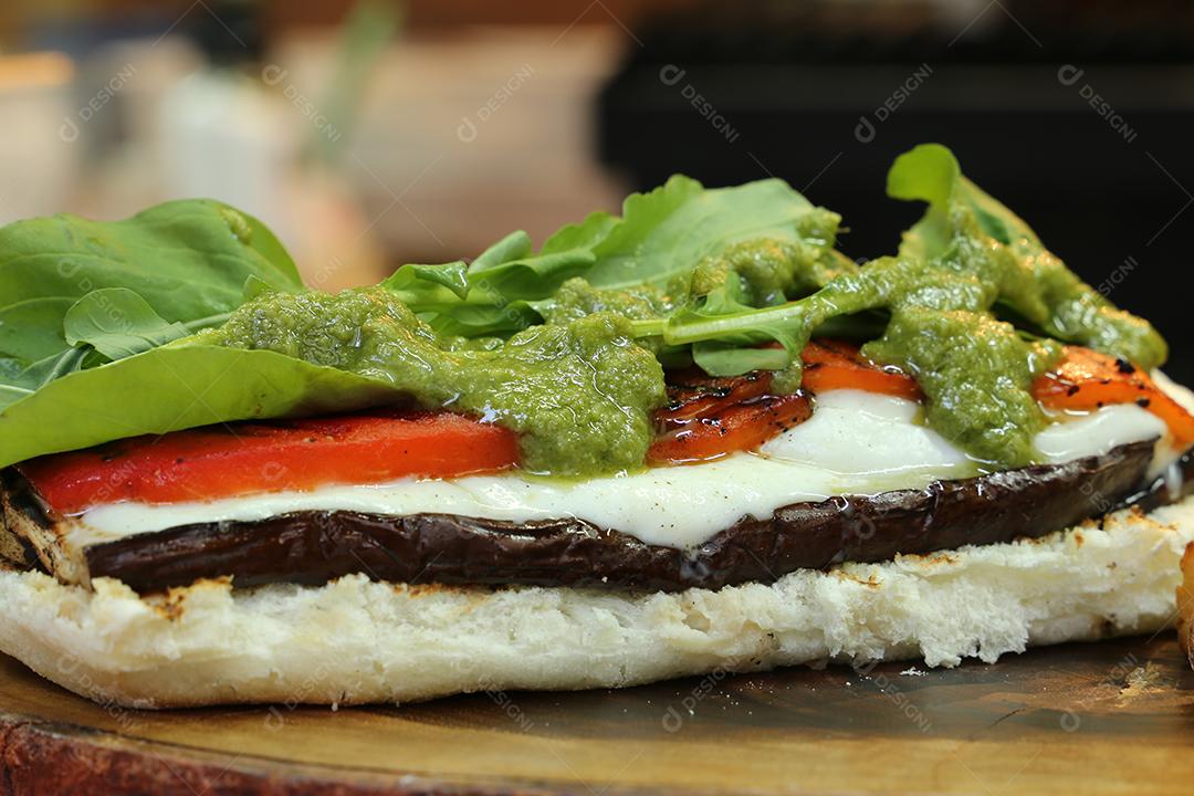 Foto Sanduíche Vegetariano Rúcula Mussarela de Búfala Tomate e Berinjela