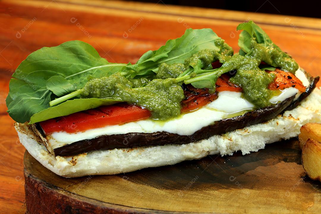 Foto Sanduíche Vegetariano Rúcula Mussarela de Búfala Tomate e Berinjela