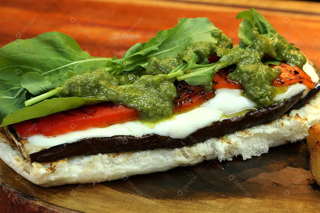 Foto Sanduíche Vegetariano Rúcula Mussarela de Búfala Tomate e Berinjela