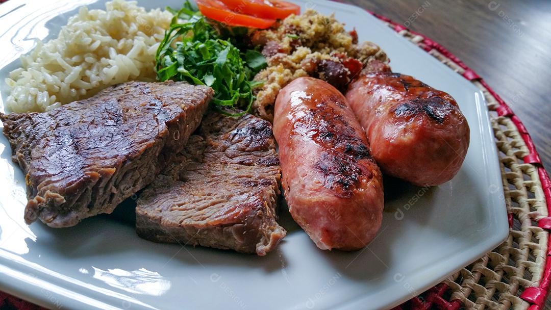 Prato de comida com churrasco tradicional brasileiro Imagem JPG