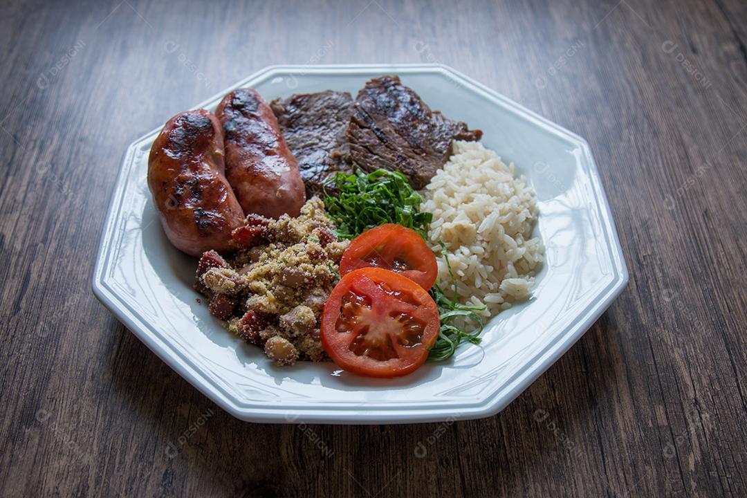 Prato de comida com churrasco tradicional brasileiro Imagem JPG
