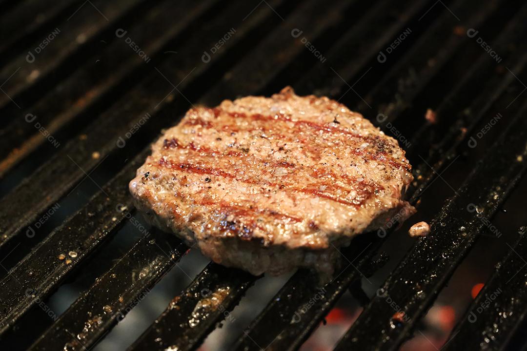 Foto Hambúrguer na Grelha Parrilla Com Marcas de Grelha