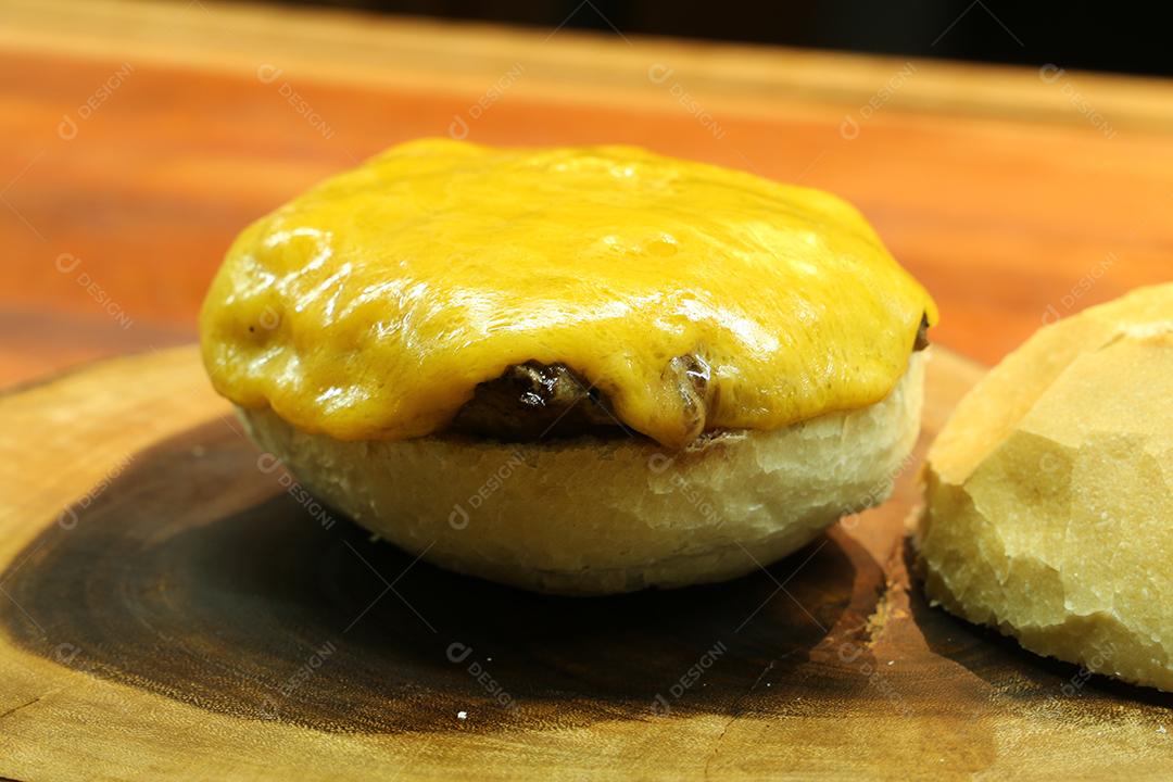 Fotos Hambúrguer Com Queijo Tomate e Pão Feito na Churrasqueira