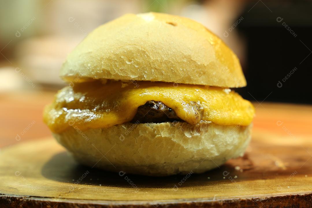 Fotos Hambúrguer Com Queijo Tomate e Pão Feito na Churrasqueira