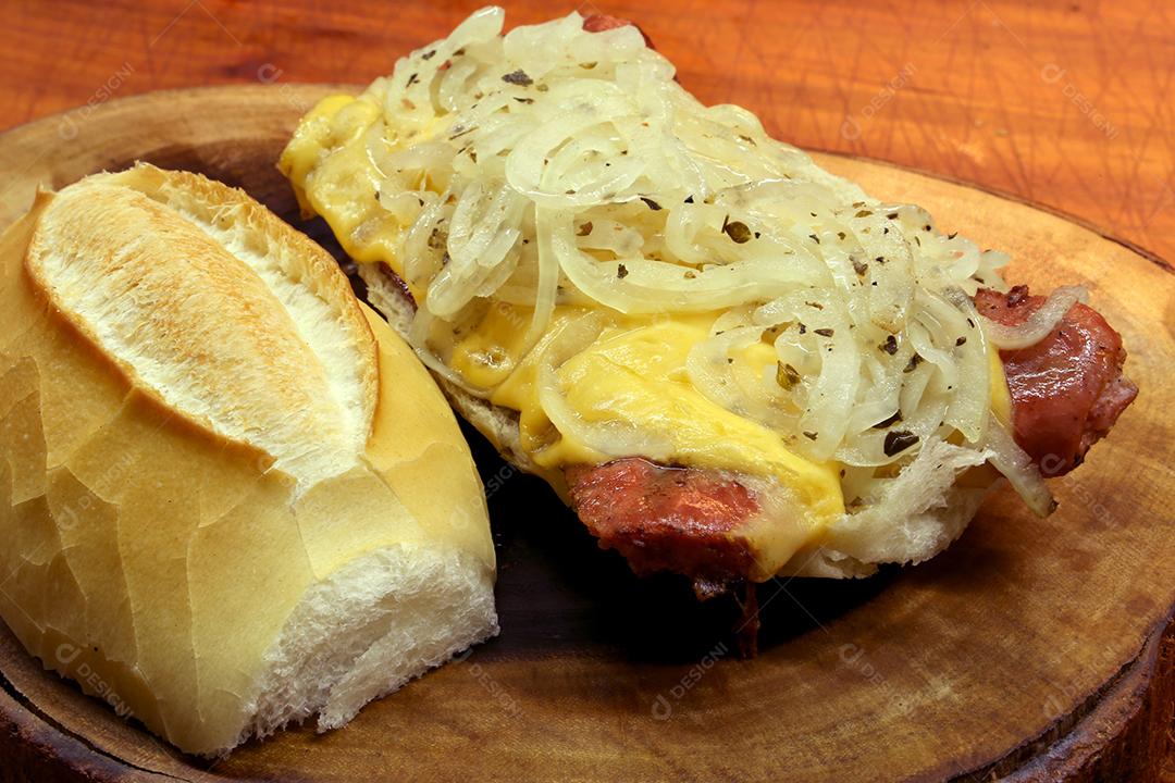 Choripan Sanduíche de Linguiça Calabresa Com Queijo e Cebola Imagem JPG