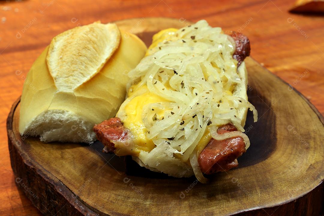 Choripan Sanduíche de Linguiça Calabresa Com Queijo e Cebola Imagem JPG