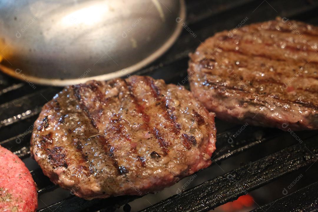 Hambúrguer na Grelha Parrilla Com Marcas de Grelha Imagem JPG